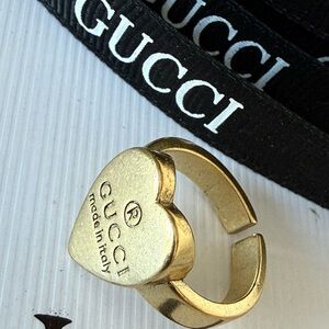 Silver Heart Ring Gucci.
